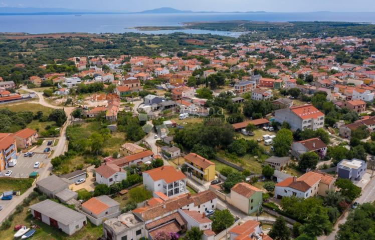  Atraktivna villa sa 2 stana na mirnoj lokaciji - 1, 5 km od mora