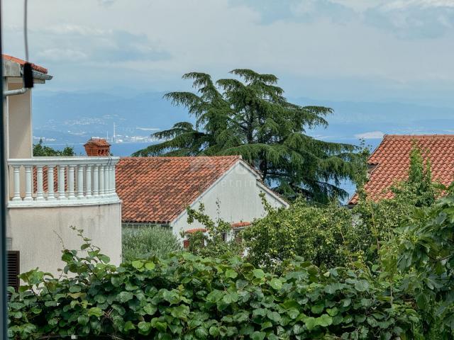 OPATIJA, IČIĆI – hübsche Ein-Zimmer-Wohnung mit Garagenplatz, Gemeinschaftspool, nahe am Meer und Op