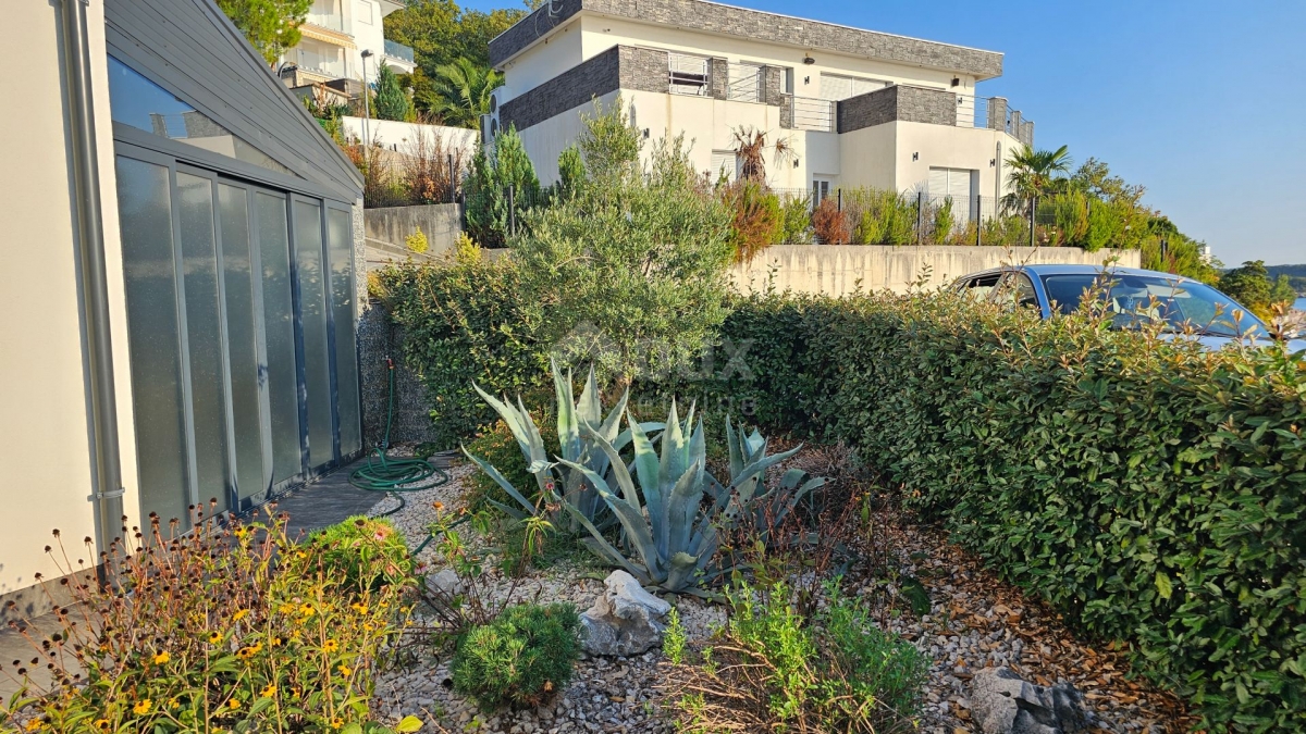 INSEL KRK, OMIŠALJ - 25 m vom Meer entfernt! - Haus mit zwei Wohnungen mit Zugang zum Strand selbst!