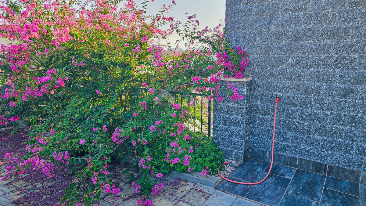 INSEL KRK, OMIŠALJ - 25 m vom Meer entfernt! - Haus mit zwei Wohnungen mit Zugang zum Strand selbst!