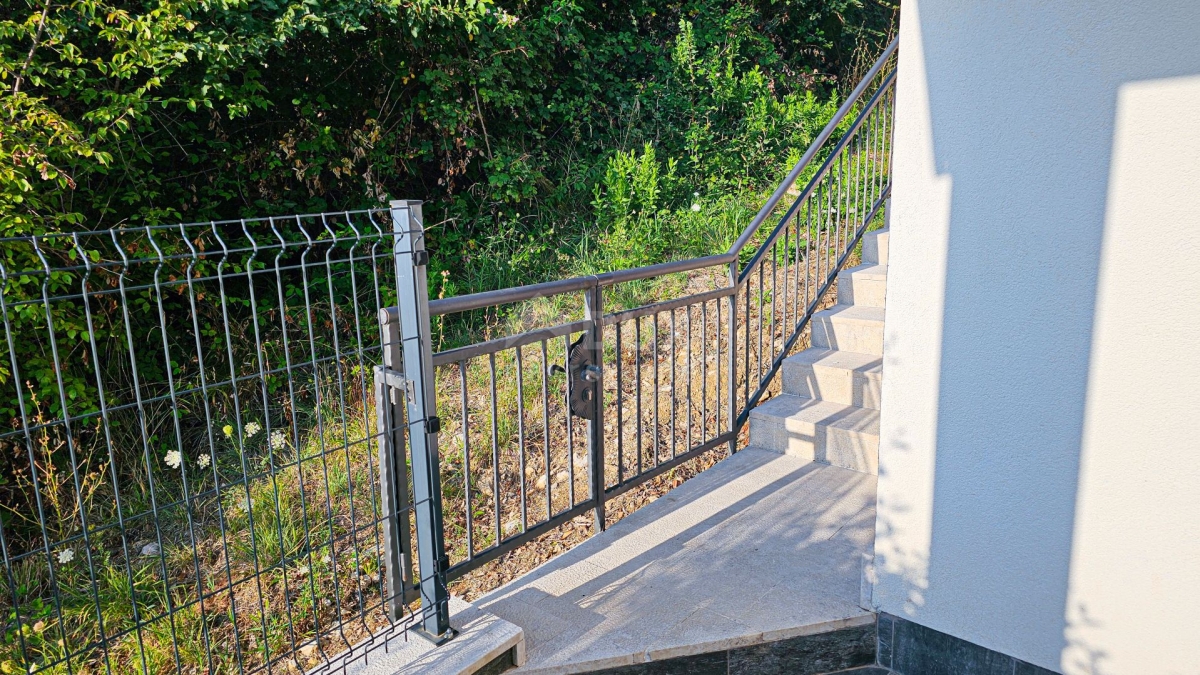 INSEL KRK, OMIŠALJ - 25 m vom Meer entfernt! - Haus mit zwei Wohnungen mit Zugang zum Strand selbst!