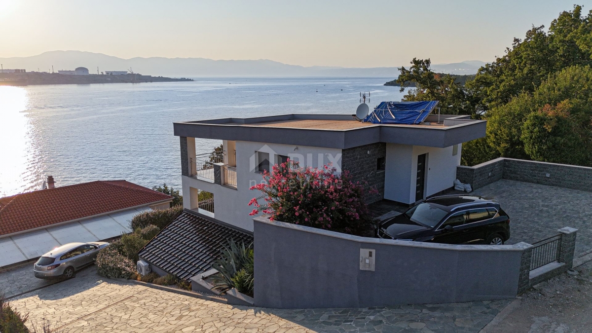 INSEL KRK, OMIŠALJ - 25 m vom Meer entfernt! - Haus mit zwei Wohnungen mit Zugang zum Strand selbst!