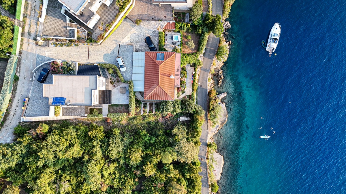 INSEL KRK, OMIŠALJ - 25 m vom Meer entfernt! - Haus mit zwei Wohnungen mit Zugang zum Strand selbst!