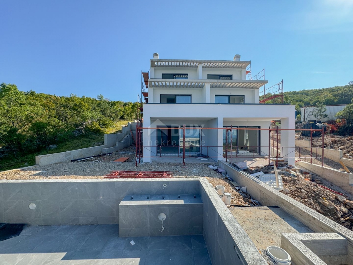 RIJEKA, KOSTRENA – zwei Villen mit zwei Swimmingpools, Garage, prächtiger Neubau mit Meerblick, selt