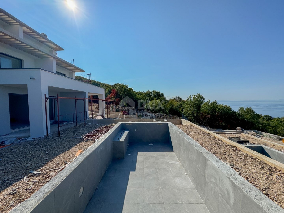 RIJEKA, KOSTRENA – zwei Villen mit zwei Swimmingpools, Garage, prächtiger Neubau mit Meerblick, selt