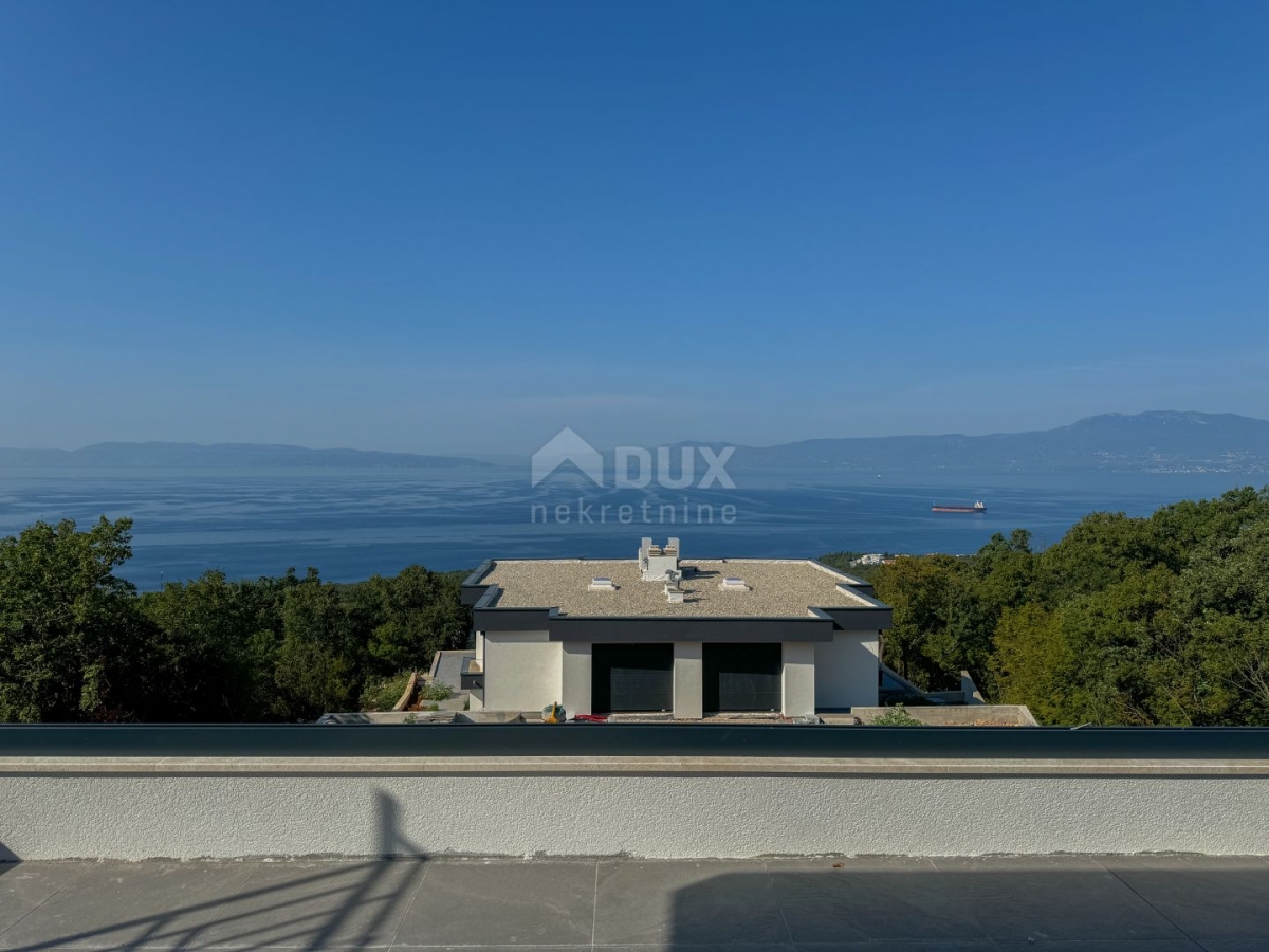 RIJEKA, KOSTRENA – zwei Villen mit zwei Swimmingpools, Garage, prächtiger Neubau mit Meerblick, selt