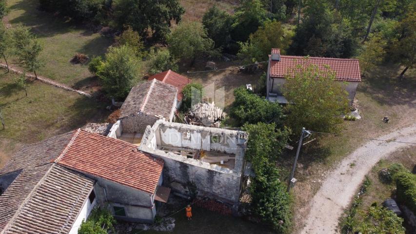 Buzet, Kuća sa započetom adaptacijom u blizini Roča ! 