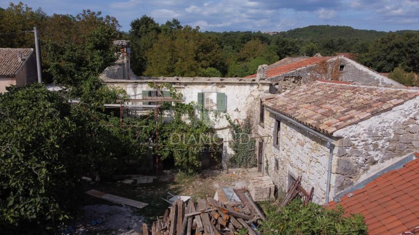 Buzet, Kuća sa započetom adaptacijom u blizini Roča ! 