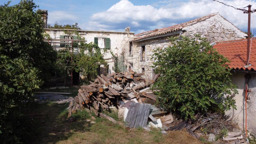 Buzet, Kuća sa započetom adaptacijom u blizini Roča ! 