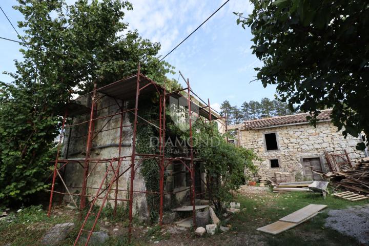 Buzet, House with started adaptation near Roč!