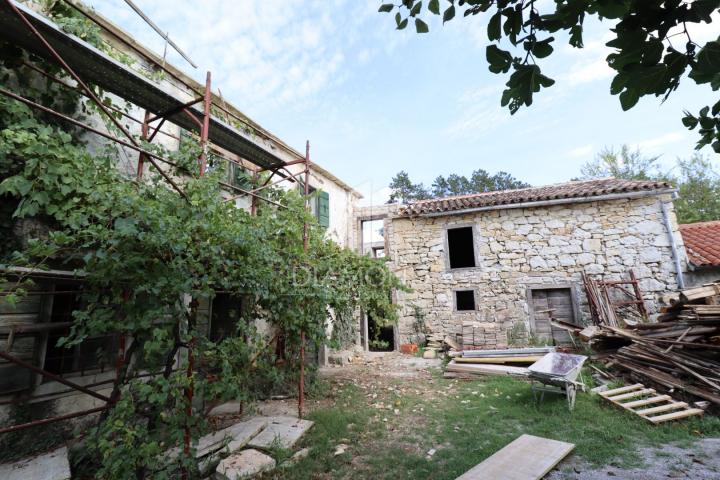 Buzet, House with started adaptation near Roč!