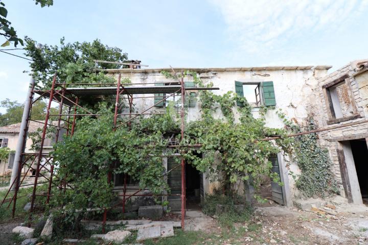 Buzet, House with started adaptation near Roč!