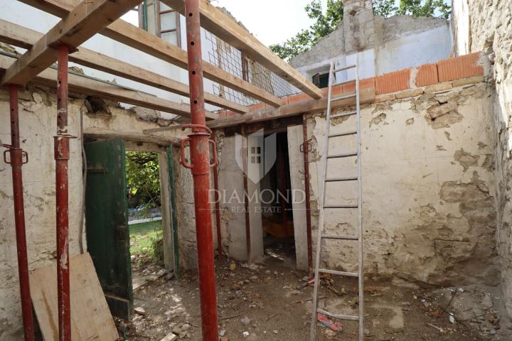 Buzet, House with started adaptation near Roč!