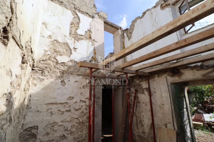 Buzet, House with started adaptation near Roč!