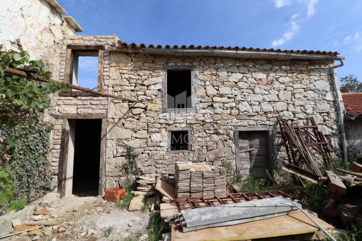 Buzet, House with started adaptation near Roč!