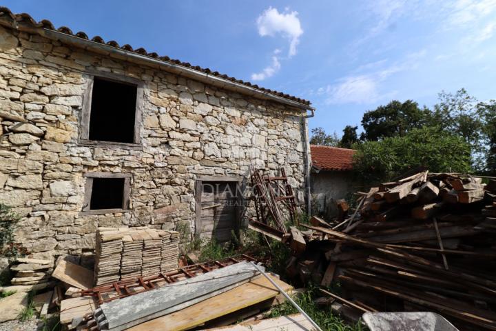 Buzet, Haus mit begonnener Adaption in der Nähe von Roč!