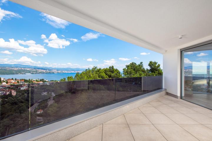 Opatija, centar, atraktivan četverosoban penthouse u novogradnji s pogledom na more NKP 246 m2