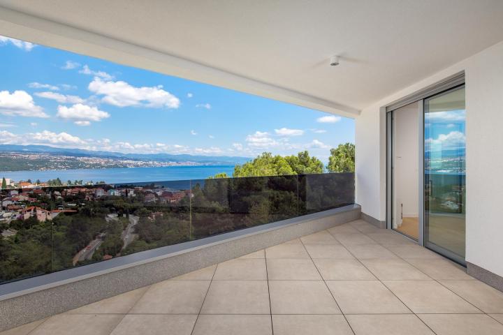 Opatija, centar, atraktivan četverosoban penthouse u novogradnji s pogledom na more NKP 246 m2