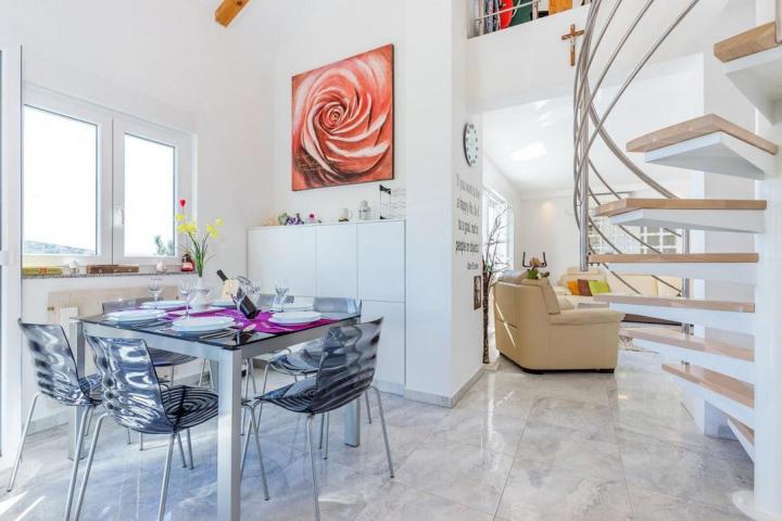 Crikvenica, eksluzivni četverosbni penthouse NKP 145 m2 s parkingom