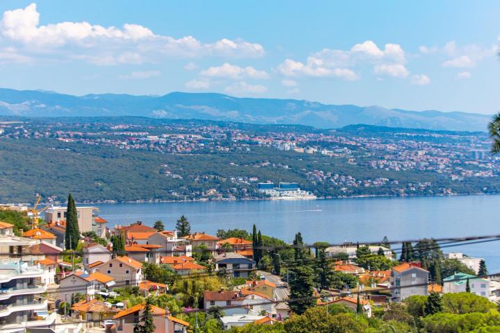 Opatija, centar, atraktivan trosoban stan u novogradnji s 2 terase NKP 125 m2