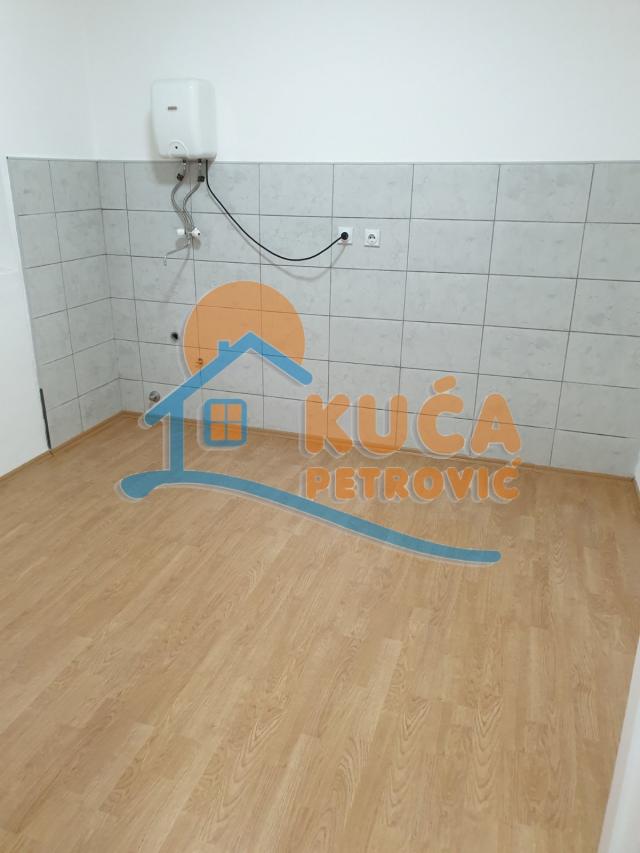 Odličan 1. 5 stan, 34m2+ 10m2  ostava, sa dvorištem na korišćenje, Palilula