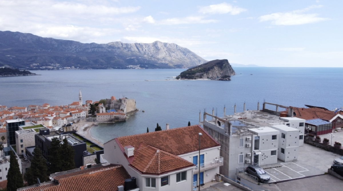 Plot of 1374 m2 with a beautiful view of the Bay of Budva, family house 500 m2, direct access to the