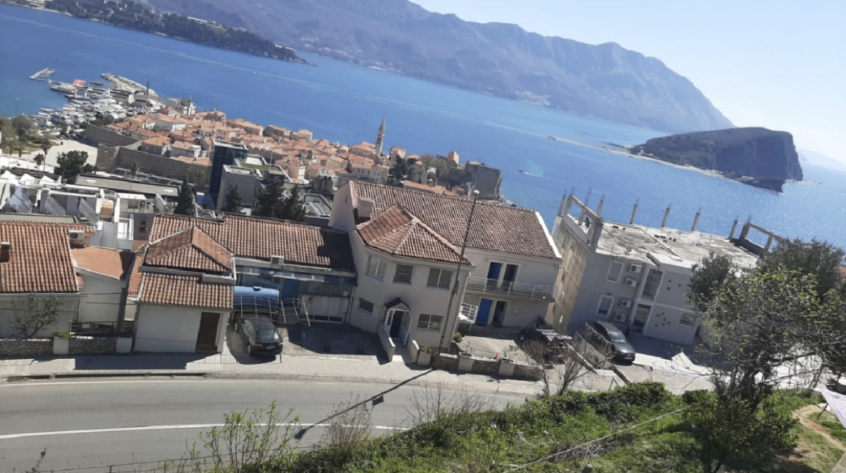 Plot of 1374 m2 with a beautiful view of the Bay of Budva, family house 500 m2, direct access to the