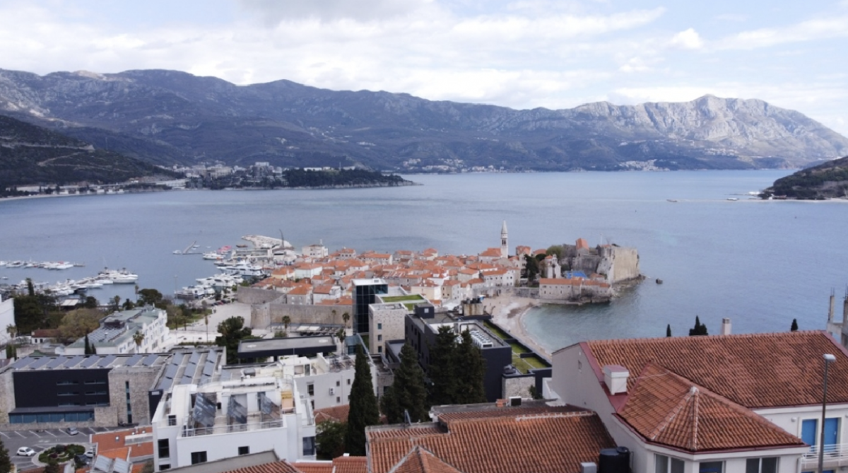 Plot of 1374 m2 with a beautiful view of the Bay of Budva, family house 500 m2, direct access to the