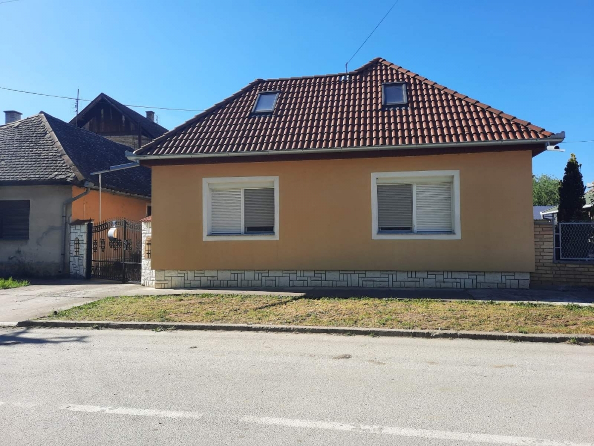 APATIN - PRELEPA, PORODIČNA KUĆA POVRŠINE 96 M2 NA PARCELI OD 400m2