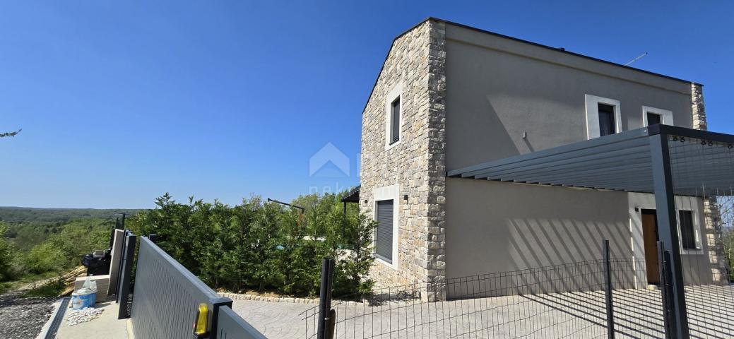 ISTRIA, MOTOVUN, SURROUNDINGS - Beautiful villa in front of a green zone with a panoramic view and c