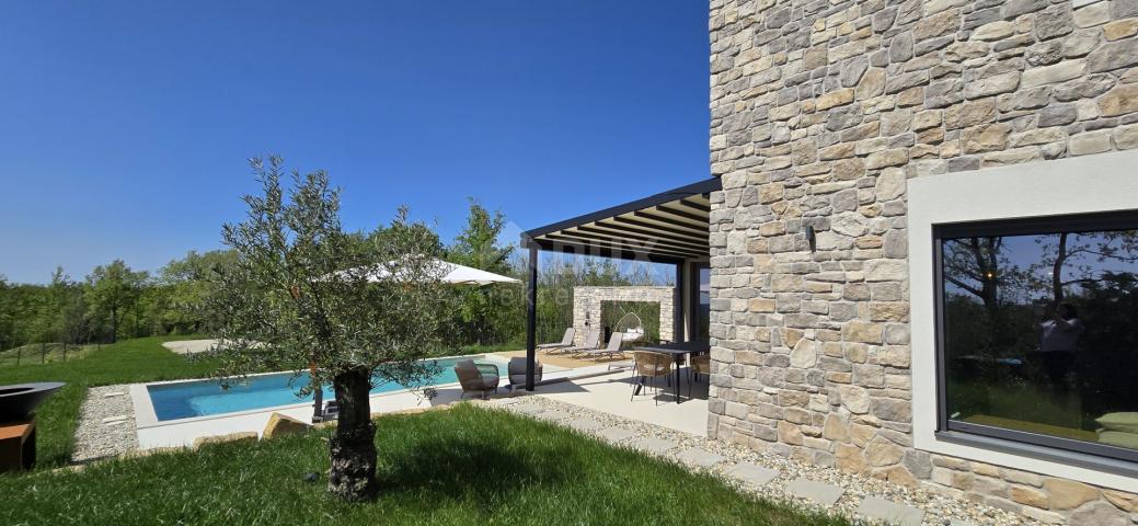 ISTRIA, MOTOVUN, SURROUNDINGS - Beautiful villa in front of a green zone with a panoramic view and c