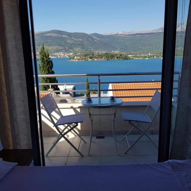 Two-bedroom apartment with sea view, 64 m2, Obala Đurašević