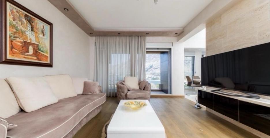 For rent: Two-bedroom apartment 81 m2, Kotor