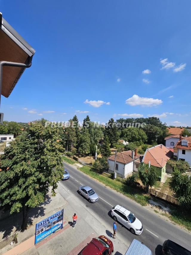 Kompletno namešten stan sa parking mestom