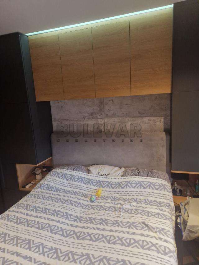 LUX trosobni stan 78 m2, centar