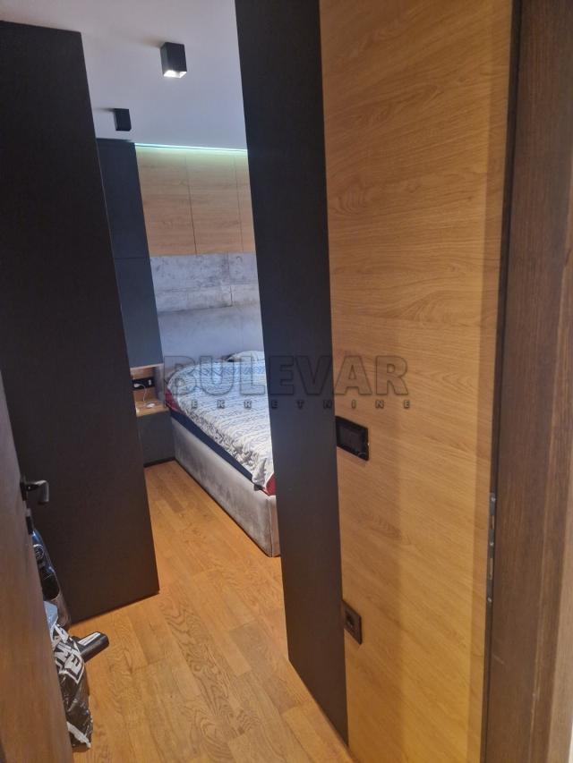 LUX trosobni stan 78 m2, centar