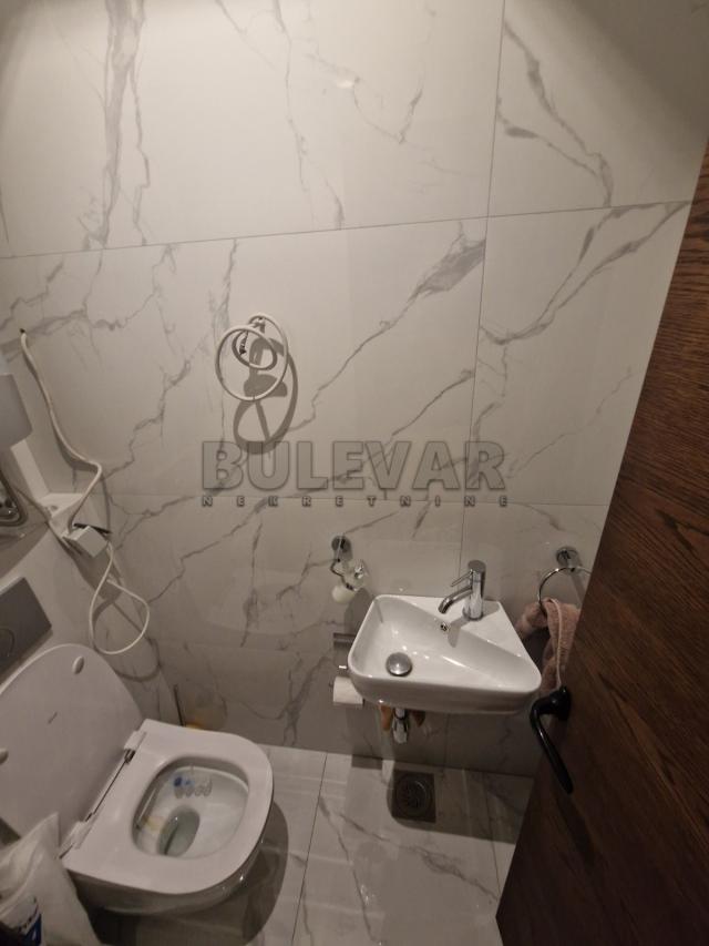 LUX trosobni stan 78 m2, centar