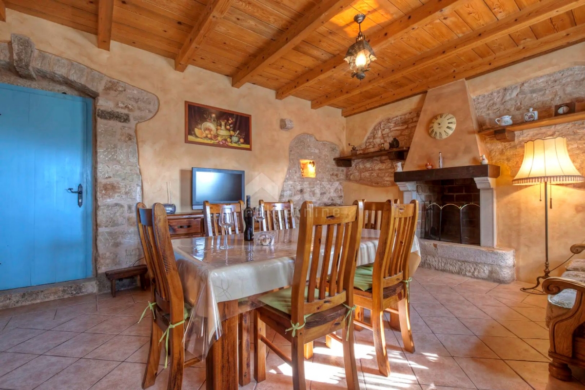 ISTRIA, MARČANA - Two stone houses with a swimming pool