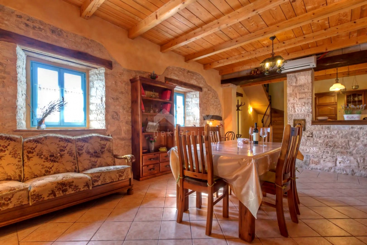 ISTRIA, MARČANA - Two stone houses with a swimming pool