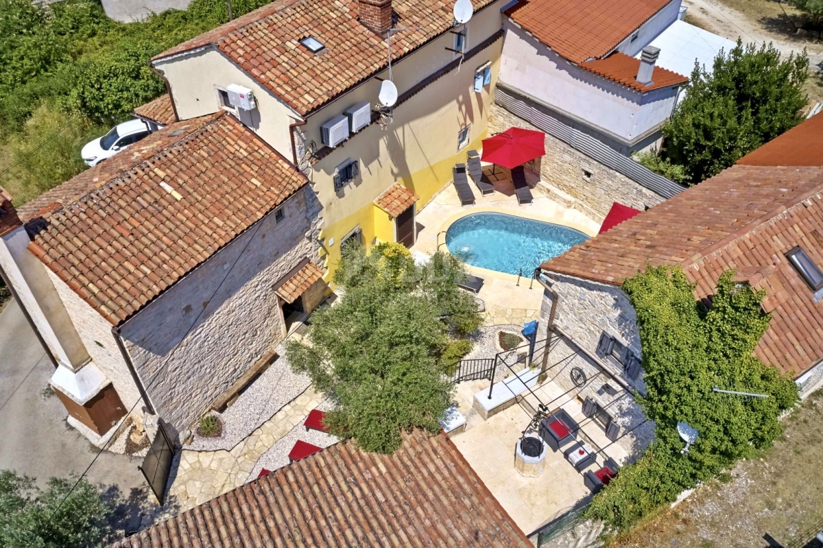 ISTRIA, MARČANA - Two stone houses with a swimming pool