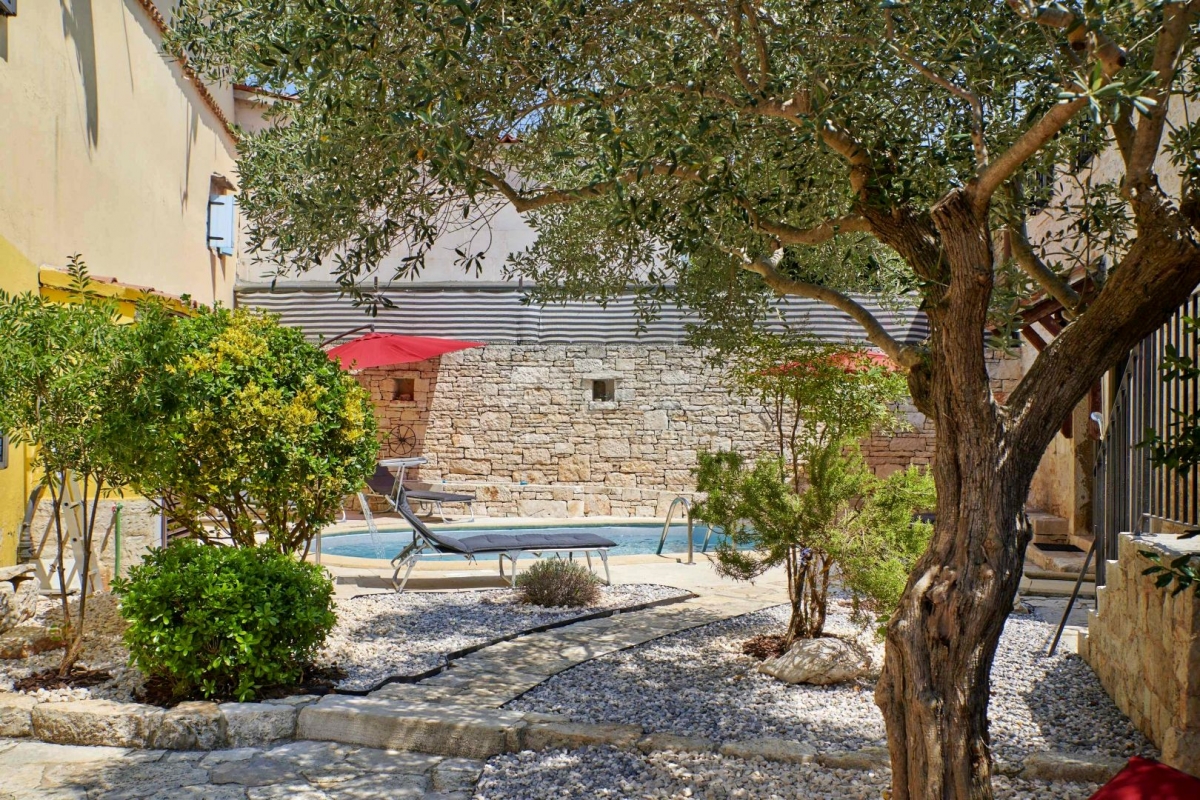 ISTRIA, MARČANA - Two stone houses with a swimming pool