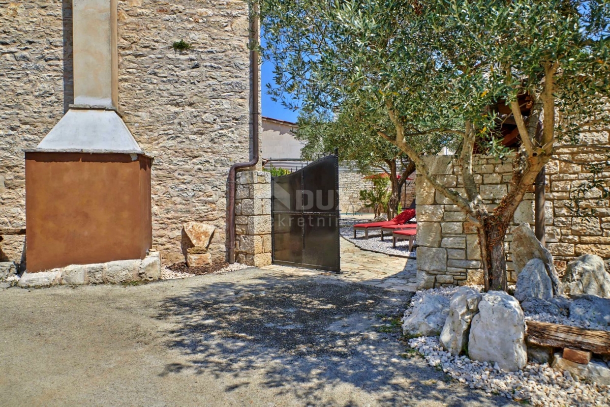 ISTRIA, MARČANA - Two stone houses with a swimming pool