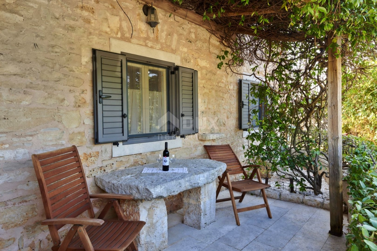 ISTRIA, MARČANA - Two stone houses with a swimming pool