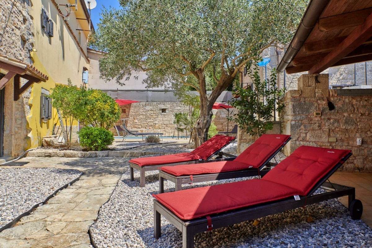 ISTRIA, MARČANA - Two stone houses with a swimming pool