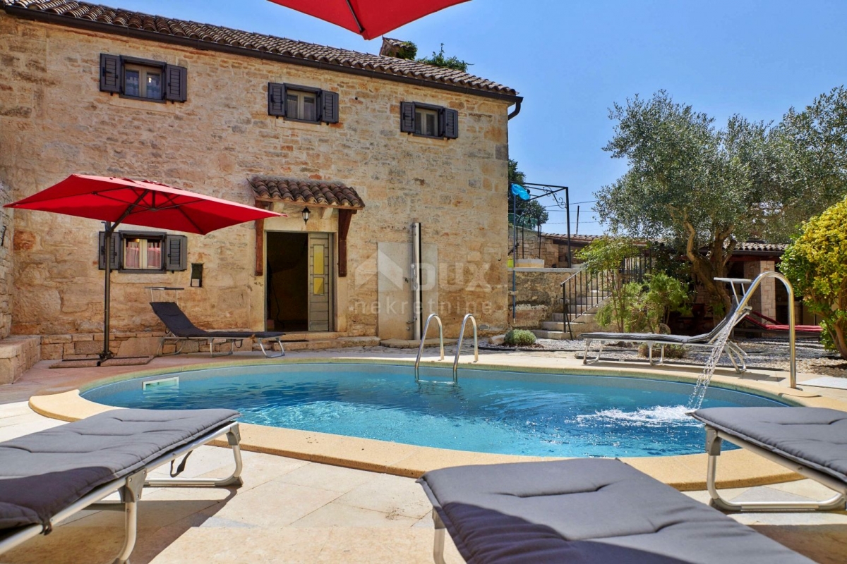 ISTRIA, MARČANA - Two stone houses with a swimming pool