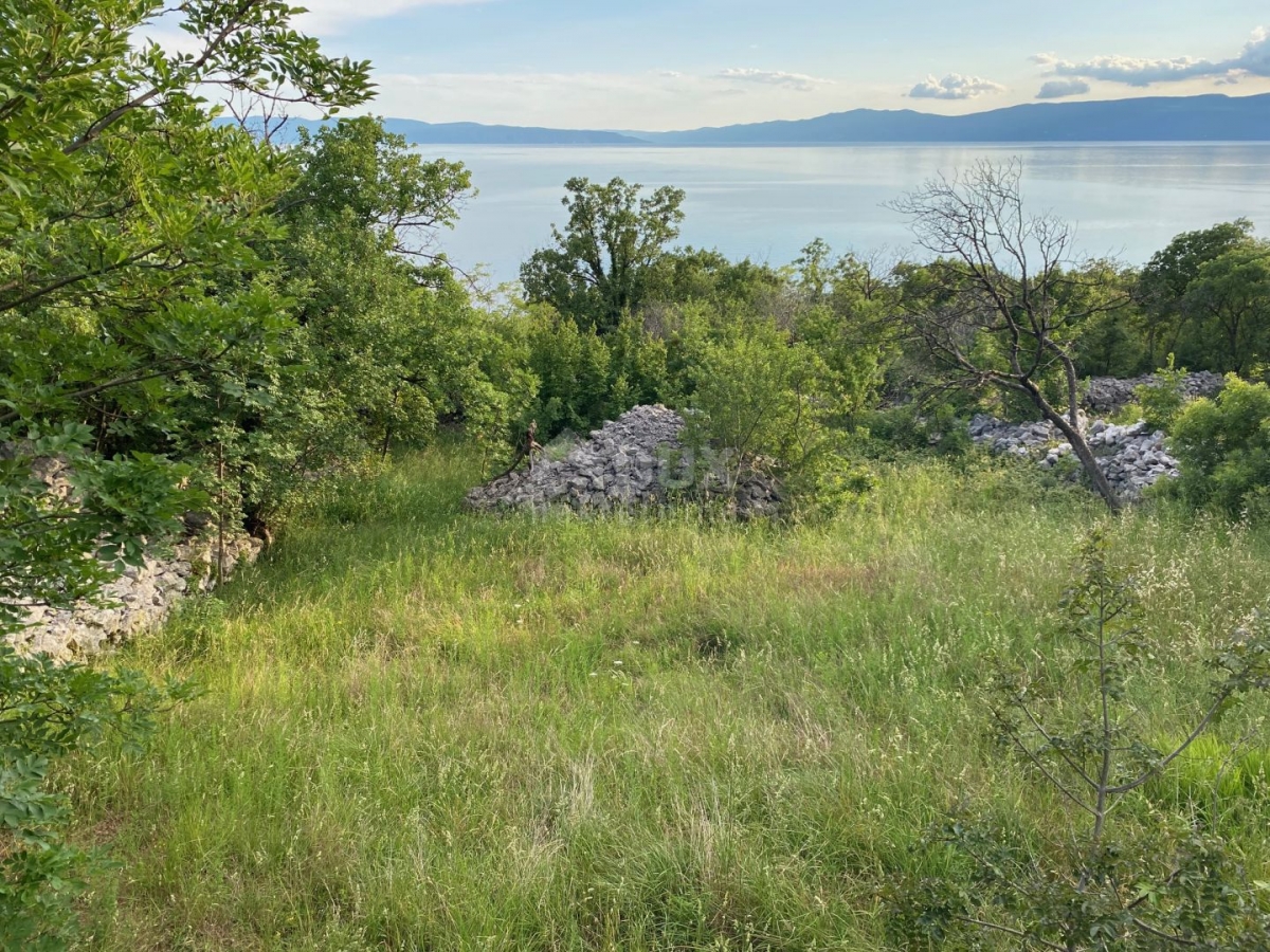 RIJEKA, KOSTRENA – Grundstück 2.106 m2 mit Meerblick – nur 230 Meter vom Meer entfernt! GELEGENHEIT!