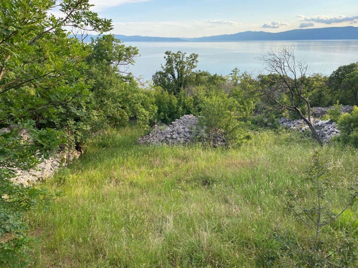 RIJEKA, KOSTRENA – Grundstück 2.106 m2 mit Meerblick – nur 230 Meter vom Meer entfernt! GELEGENHEIT!