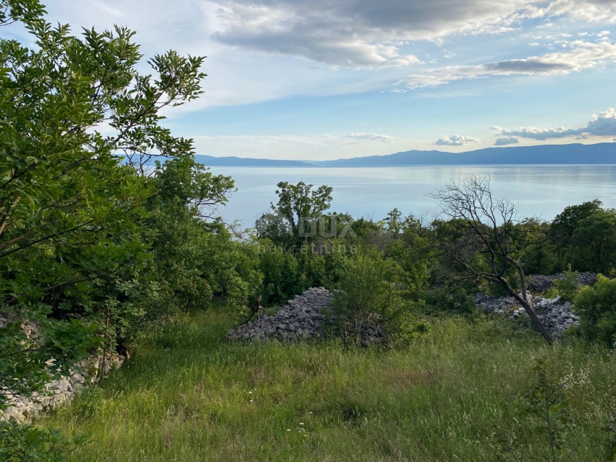 RIJEKA, KOSTRENA – Grundstück 1.211 m2 mit Meerblick – nur 160 Meter vom Meer entfernt! GELEGENHEIT!