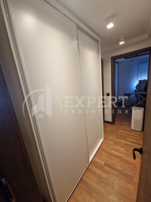 LUX trosobni stan 78 m2, centar