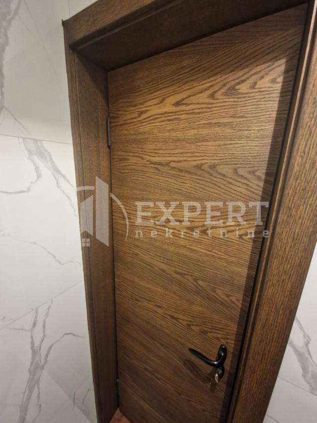 LUX trosobni stan 78 m2, centar